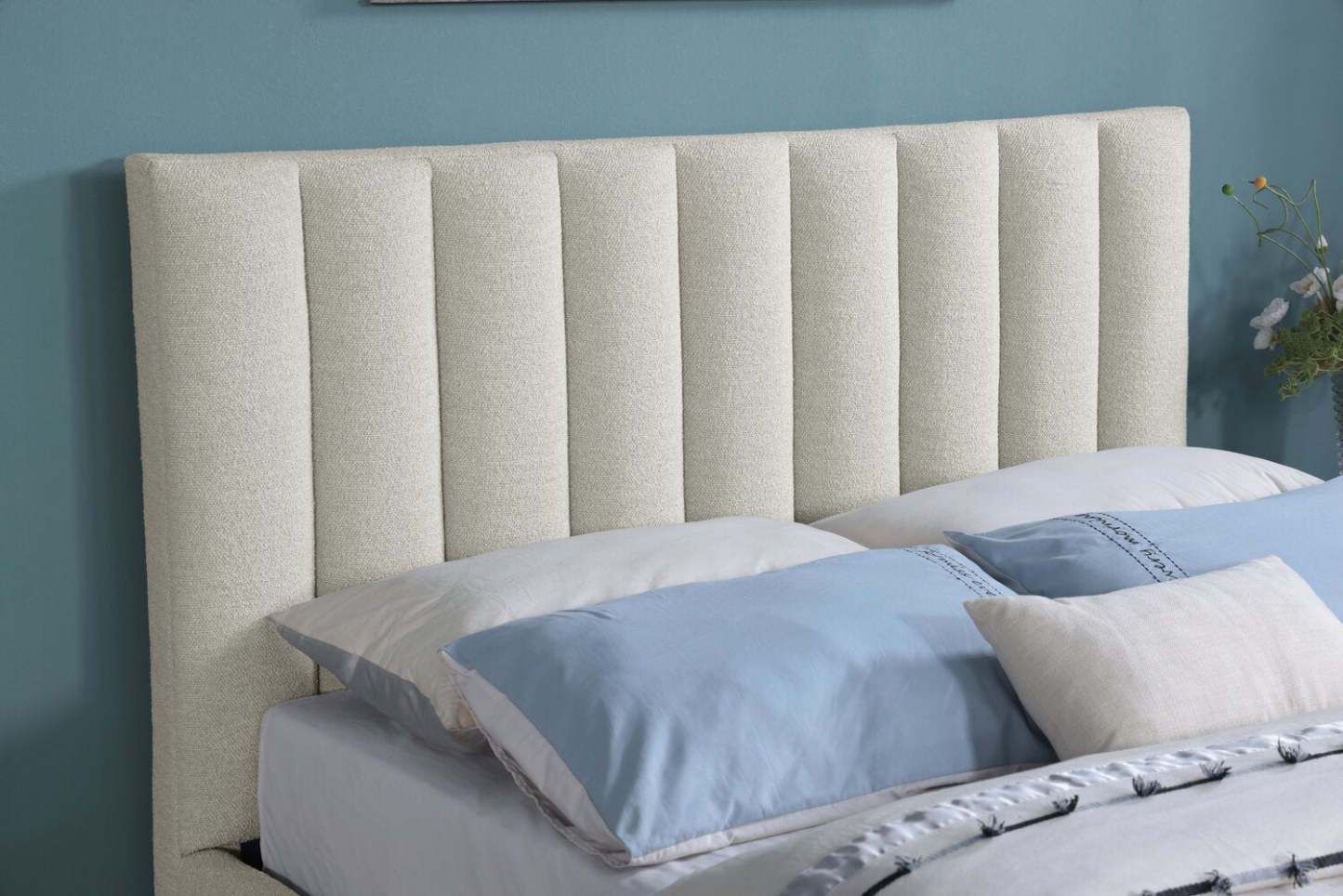 Kort &amp; Co. Lit plateforme rembourré Rain en tissu taupe, capitonné - King Size | Lit plateforme rembourré Rain de Kort &amp; Co. en tissu taupe capitonné - format très grand lit