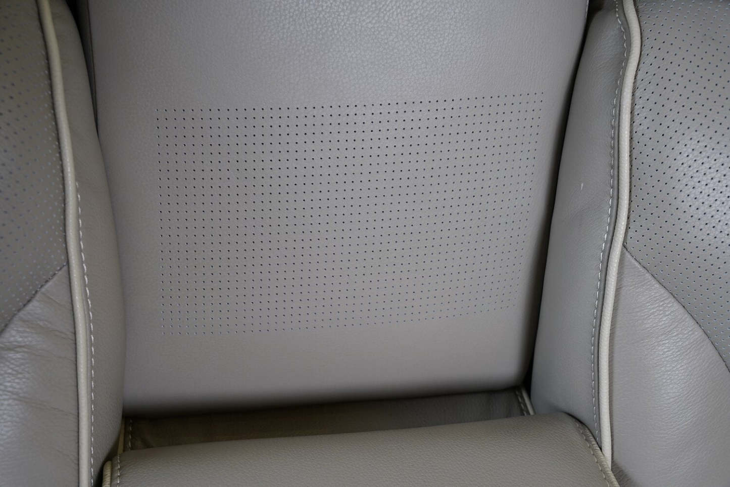 Elite 74 Genuine Leather Massage Power Reclining Loveseat with Immersive Audio and Power Headrests - Putty | Causeuse de massage à inclinaison électrique Elite de 74 po en cuir véritable avec son immersif et appuie-têtes électriques - mastic