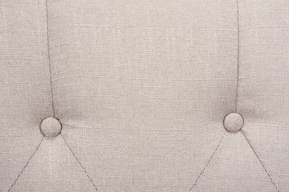 Lit à oreilles rembourré Brady en tissu gris clair avec motif clouté, capitonné avec boutons - King Size | Lit rembourré à oreilles Brady en tissu gris clair avec clous décoratifs et capitonnage à boutons - format très grand lit