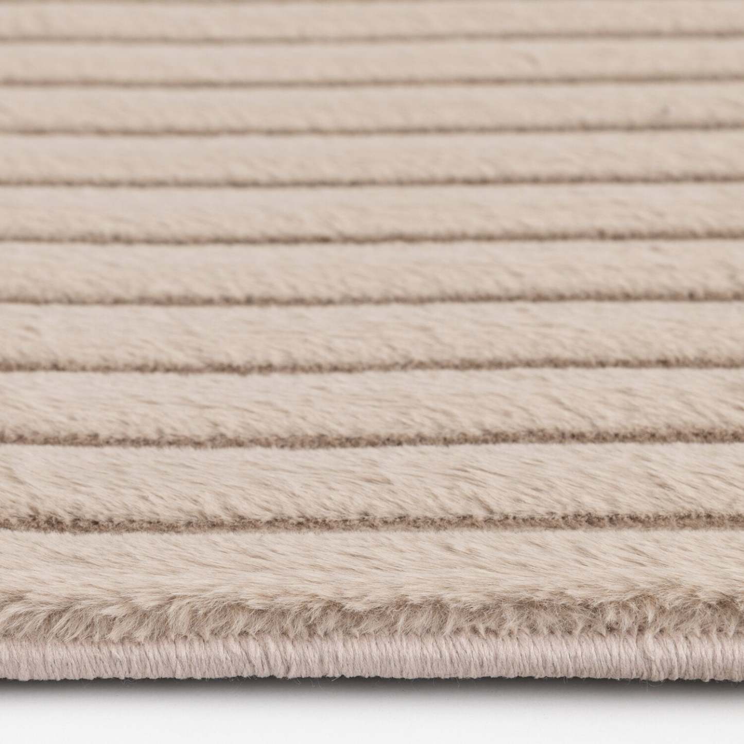 Tapis taupe en fausse fourrure avec envers en mousse à mémoire de forme – 5' x 7' | Carpette Channel en fausse fourrure taupe avec revers en mousse à mémoire de forme - 5 pi x 7 pi