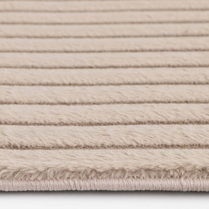 Tapis taupe en fausse fourrure avec envers en mousse à mémoire de forme – 7' x 10' | Carpette Channel en fausse fourrure taupe avec revers en mousse à mémoire de forme - 7 pi x 10 pi