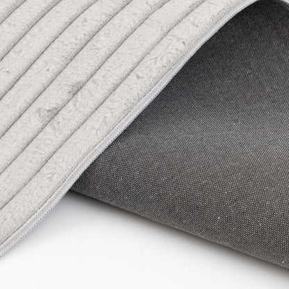 Tapis gris clair Channel en fausse fourrure avec envers en mousse à mémoire de forme – 7' x 10' | Carpette Channel en fausse fourrure gris clair avec revers en mousse à mémoire de forme - 7 pi x 10 pi