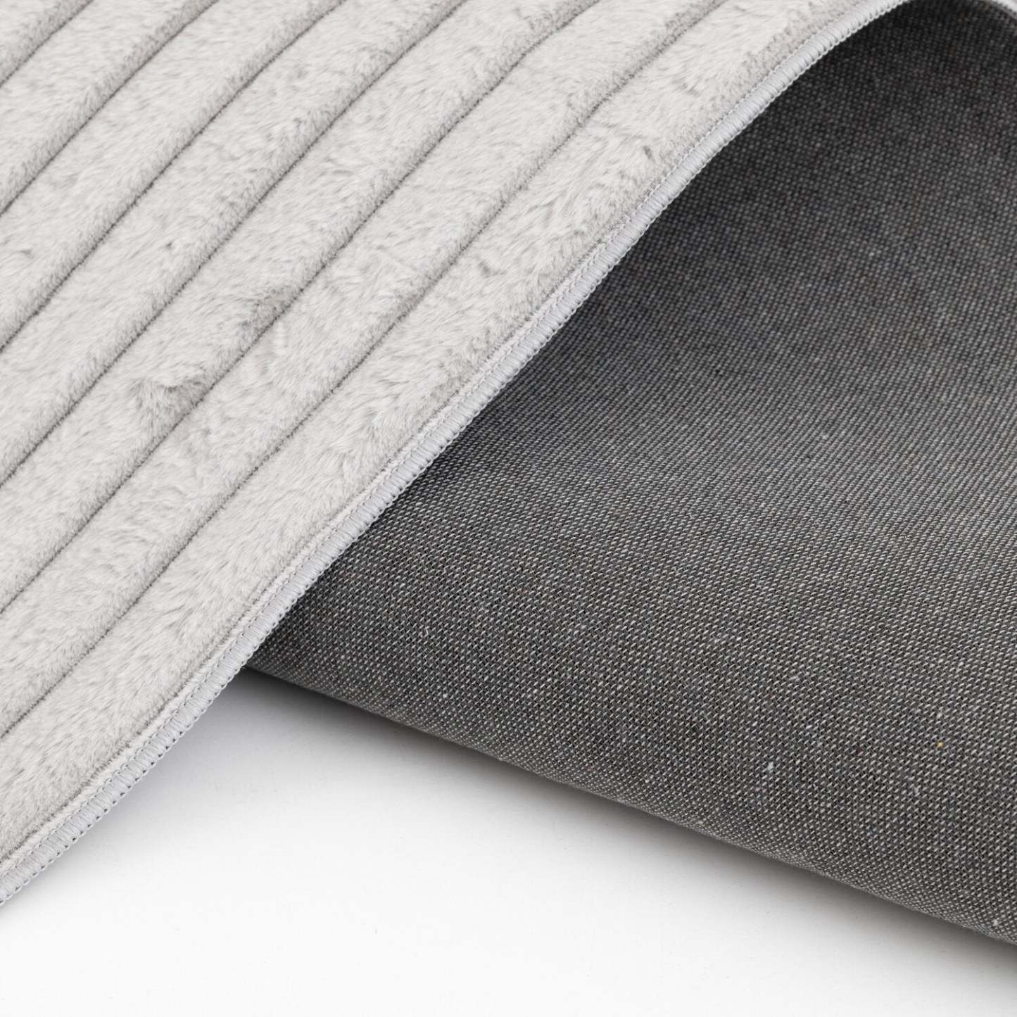 Tapis gris clair Channel en fausse fourrure avec envers en mousse à mémoire de forme – 5' x 7' | Tapis Channel en fausse fourrure gris clair avec dos en mousse à mémoire de forme - 5 pi x 7 pi