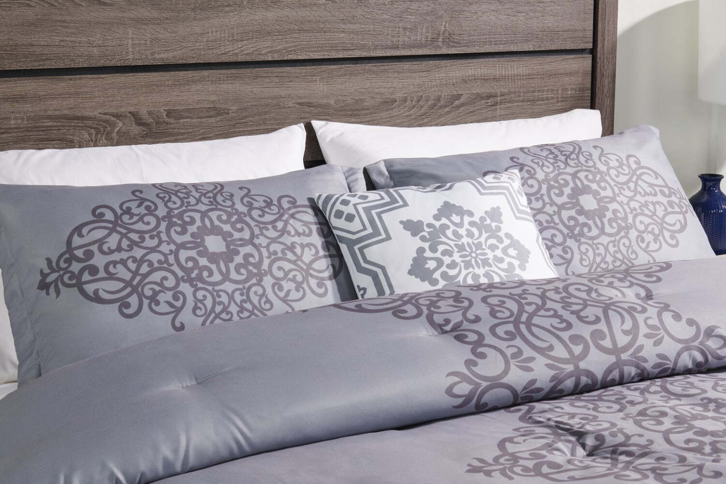 Arista 4-Piece Full/Queen Comforter Set - Grey | Ensemble d'édredon Arista 4 pièces pour lit double ou grand lit - gris