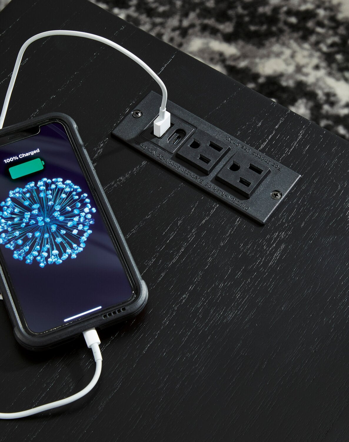 Table de fauteuil contemporaine Julian 16" avec ports USB - Noir | Table de fauteuil contemporain Julian de 16 po avec ports USB - noire