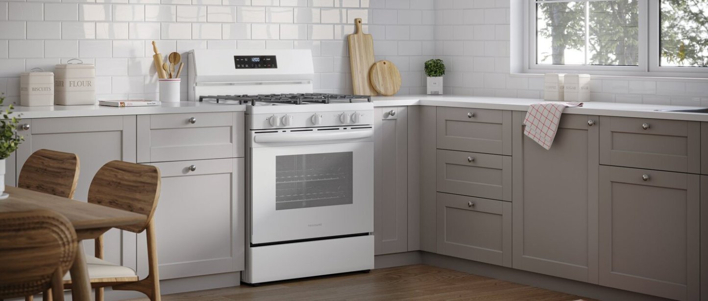 Cuisinière à gaz Frigidaire de 5,1 pi³ avec préchauffage rapide et surface de cuisson à 5 brûleurs - Blanc - FCRG3062AW | Frigidaire 5.1 Cu. Ft. Gas Range With Quick Preheat and Five Burner Cooktop -…