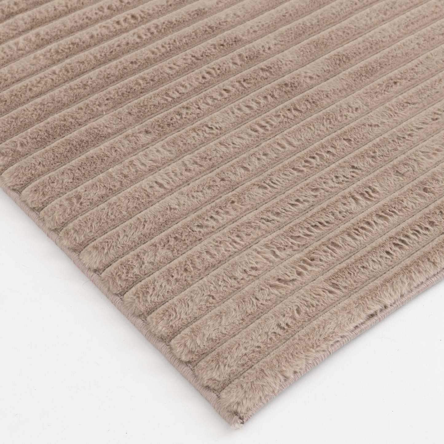 Tapis taupe en fausse fourrure avec envers en mousse à mémoire de forme – 5' x 7' | Carpette Channel en fausse fourrure taupe avec revers en mousse à mémoire de forme - 5 pi x 7 pi