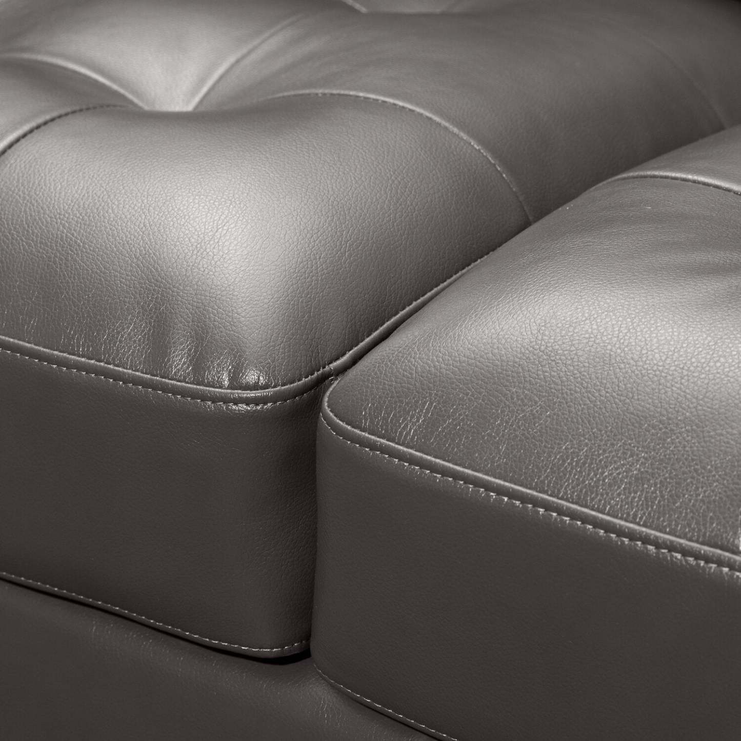 Causeuse Erin 56 en tissu d'apparence cuir avec coussins de siège capitonnés - Gris | auseuse Erin de 56 po en tissu d'apparence cuir avec coussins de siège capitonnés - grise