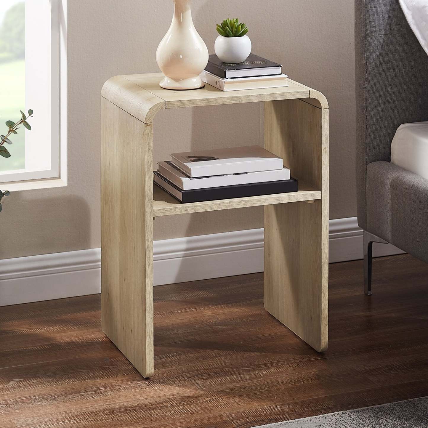 Table de chevet Odin avec étagère de rangement, 18 L x 25,75 H - Naturel | Table de nuit Odin de 18 po (l) x 25,75 po (H) avec tablette de rangement - naturelle