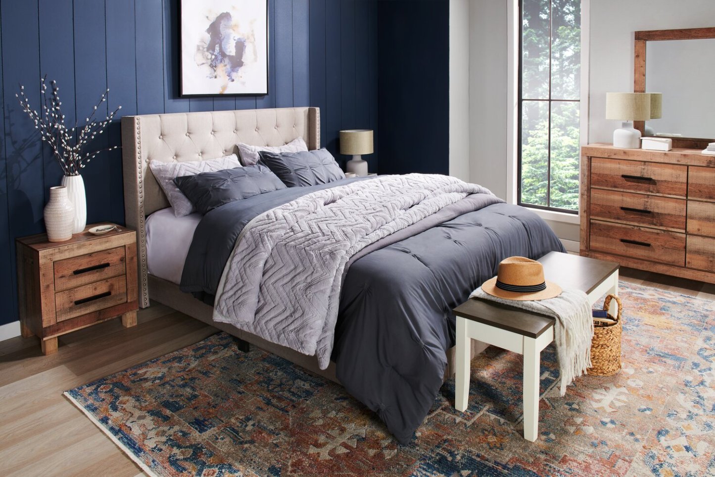 Lit à oreilles rembourré Brady en tissu gris clair avec motif clouté, capitonné avec boutons - King Size | Lit rembourré à oreilles Brady en tissu gris clair avec clous décoratifs et capitonnage à boutons - format très grand lit