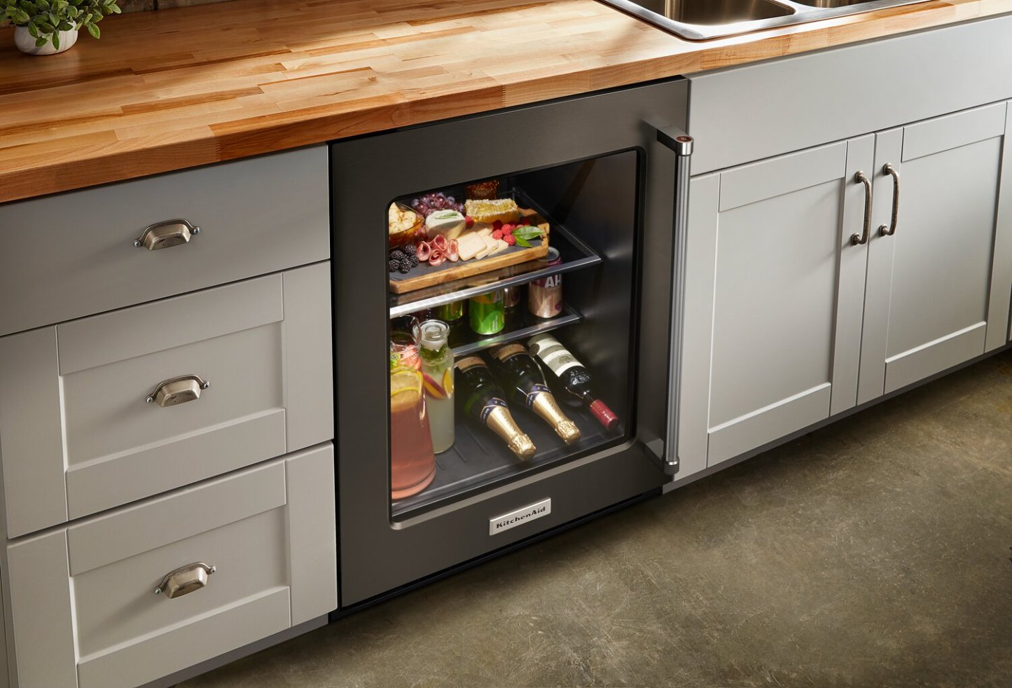 Réfrigérateur KitchenAid de 5,2 pi³ et de 24 po sous le comptoir - acier inoxydable noir avec finition P…