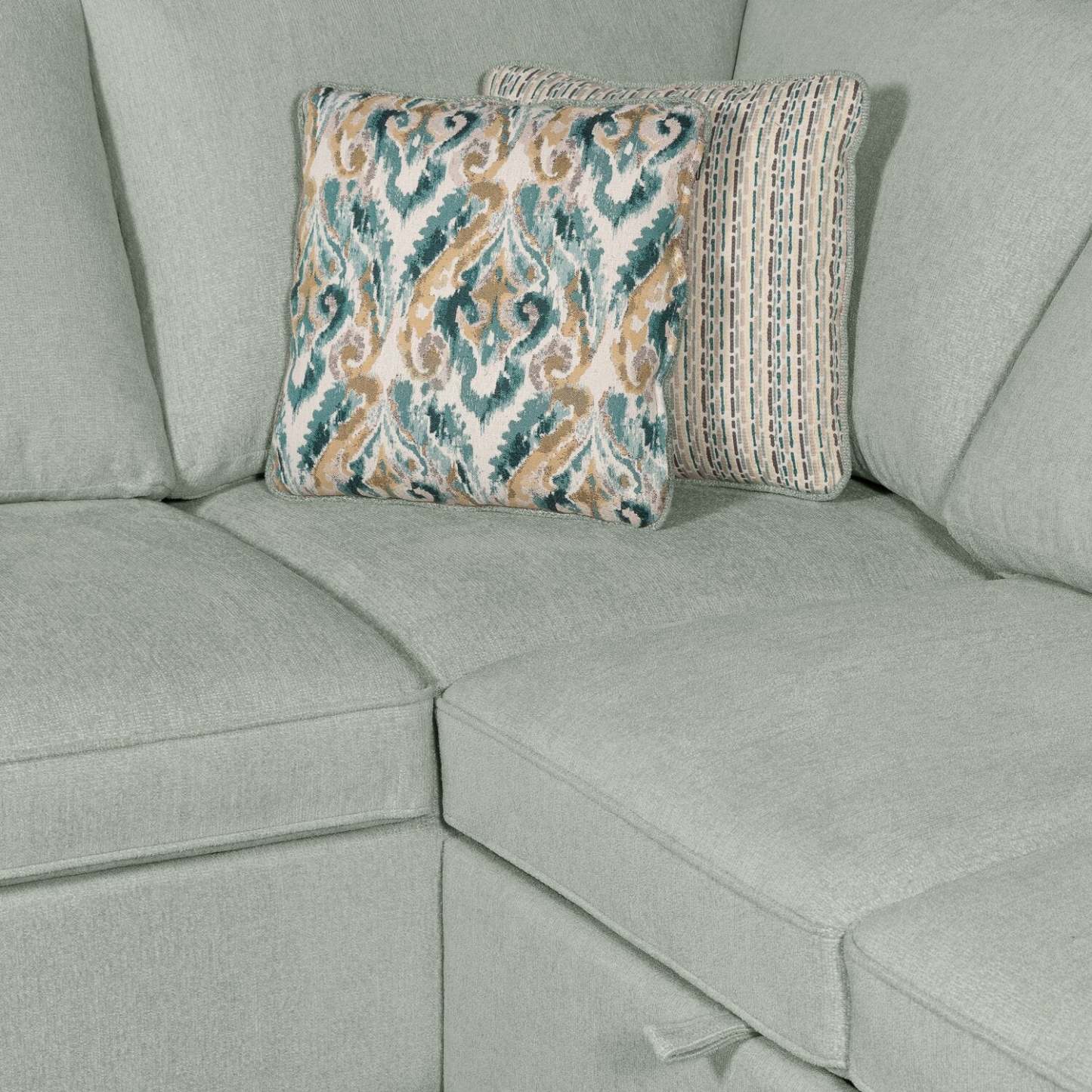 Scott Living Haven 2-Piece Right-Facing Chenille Fabric Sleeper Sectional - Seafoam Blue | Sofa-lit sectionnel de droite Haven de Scott Living 2 pièces en tissu de chenille - bleu écume de mer