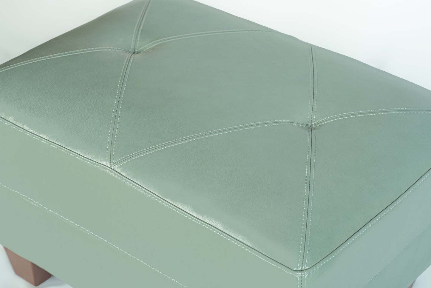 Chateau d'Ax Vita 31 Ottoman 100 % cuir véritable avec coutures à motif losange et pieds en bois – Vert écume de mer | Pouf Vita de Château d'Ax de 31 po en cuir 100 % véritable avec coutures à motif de diamant et pattes en bois - vert écume de mer