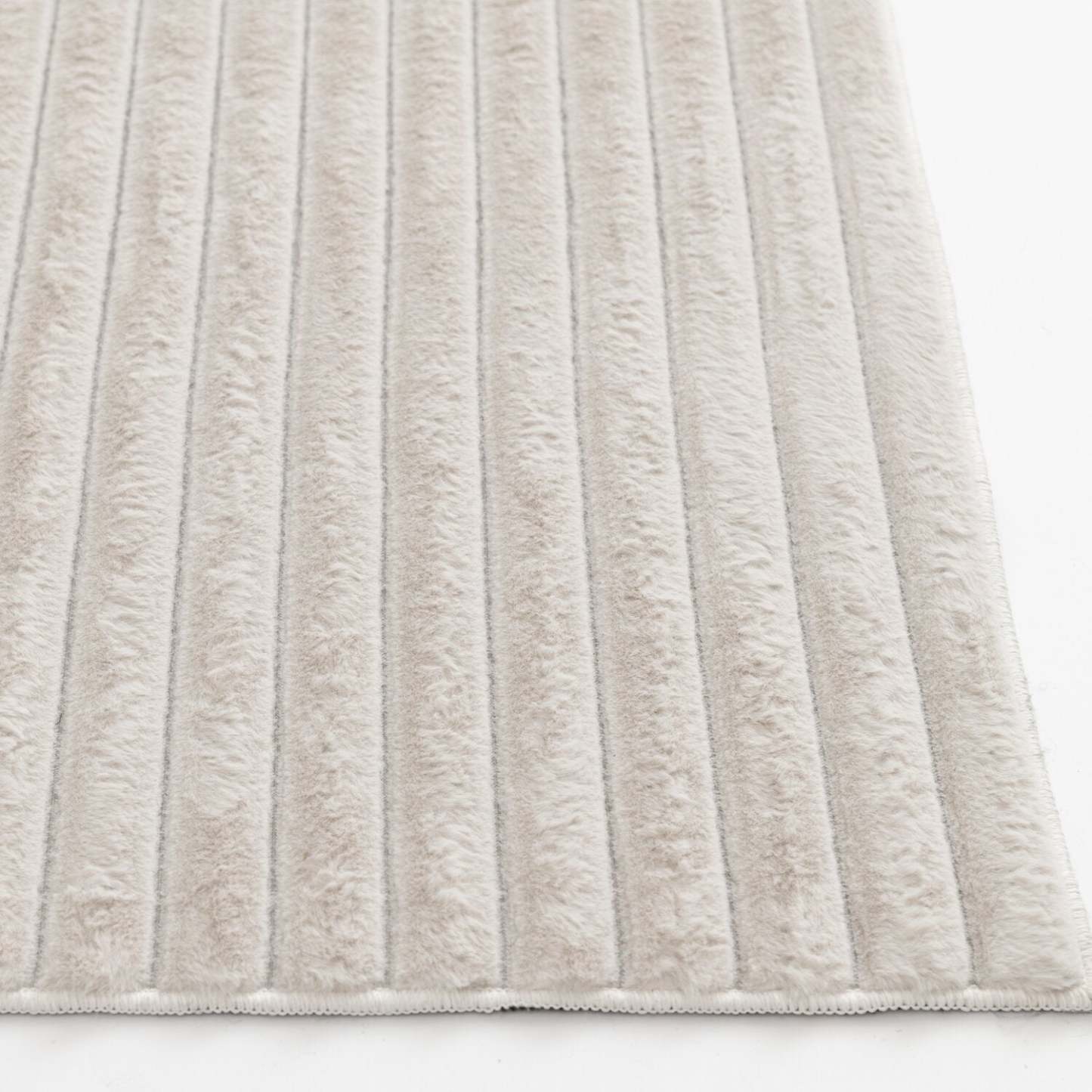 Tapis ivoire en fausse fourrure avec envers en mousse à mémoire de forme – 5' x 7' | Tapis Channel en fausse fourrure ivoire avec dos en mousse à mémoire de forme - 5 pi x 7 pi