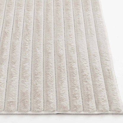 Tapis ivoire en fausse fourrure avec envers en mousse à mémoire de forme – 5' x 7' | Tapis Channel en fausse fourrure ivoire avec dos en mousse à mémoire de forme - 5 pi x 7 pi