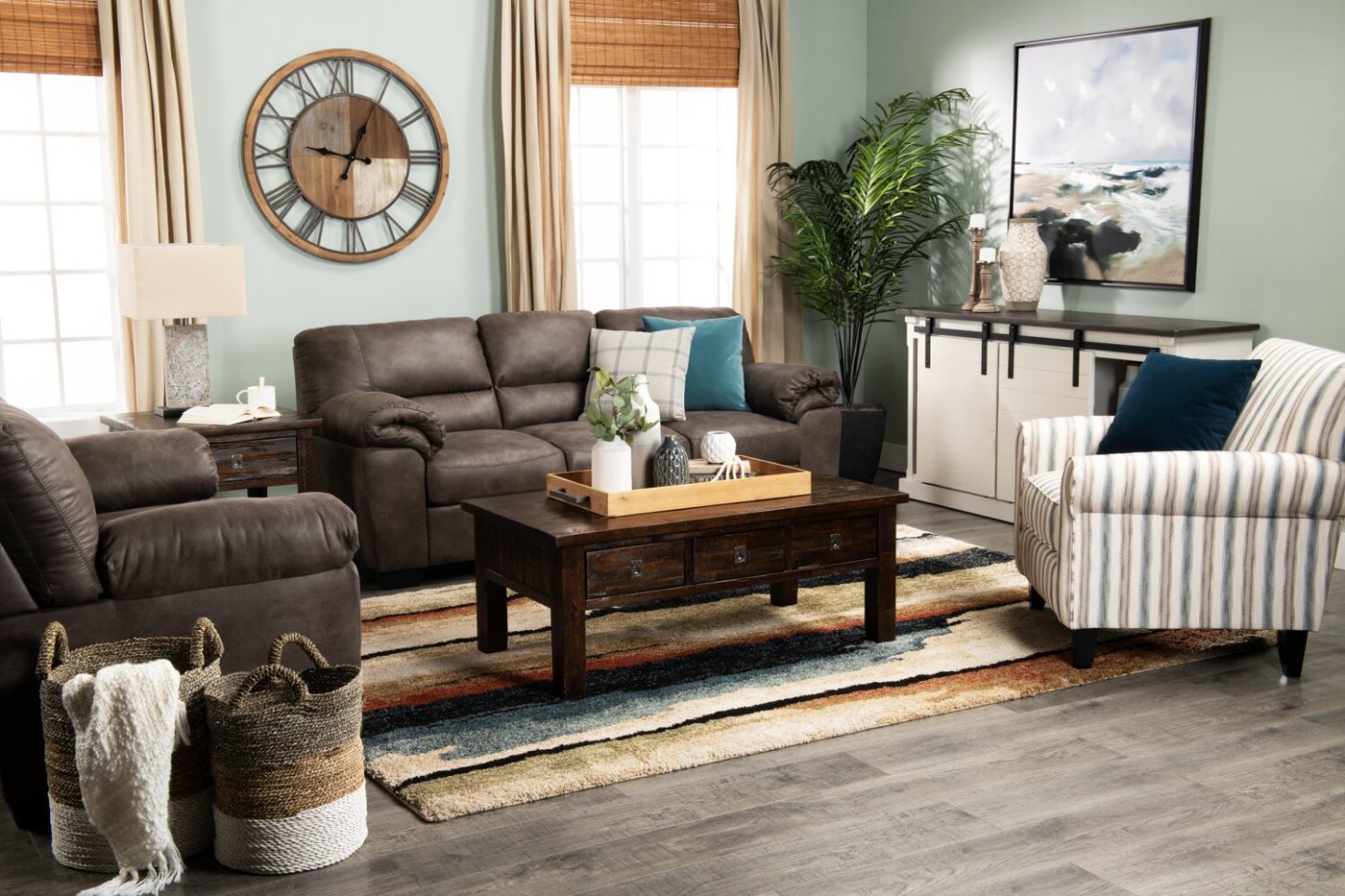 Fauteuil d’appoint Wynn de 36 po fabriqué au Canada en tissu d’apparence lin avec accoudoirs enroulés et pattes en bois - rayures multicolores