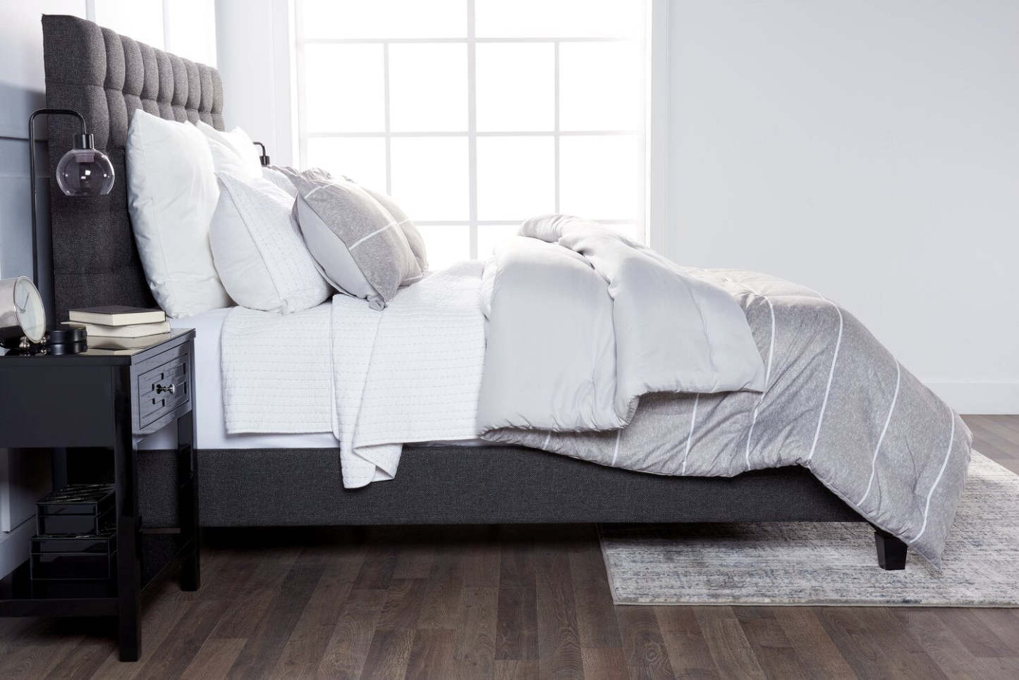 Stripes 3-Piece King Comforter Set - Grey| Ensemble d'édredon Stripes 3 pièces pour très grand lit - gris | STRPE3KG