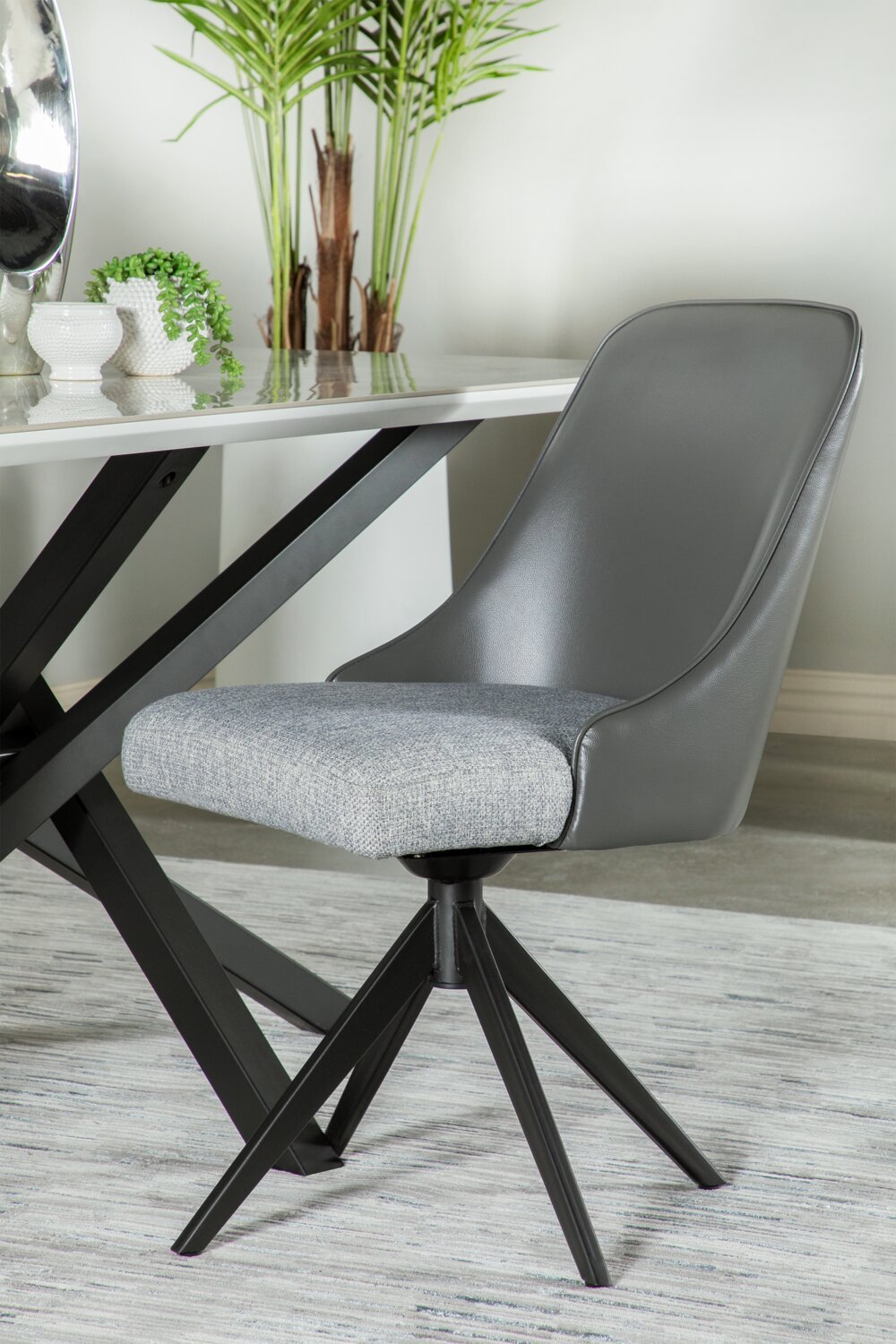 Chaise de salle à manger Bari avec tissu d'apparence cuir végétalien et lin, siège pivotant, métal - Gris | Chaise de salle à manger Bari en tissu de cuir végétalien, en tissu d'apparence lin et en métal avec siège pivotant - grise