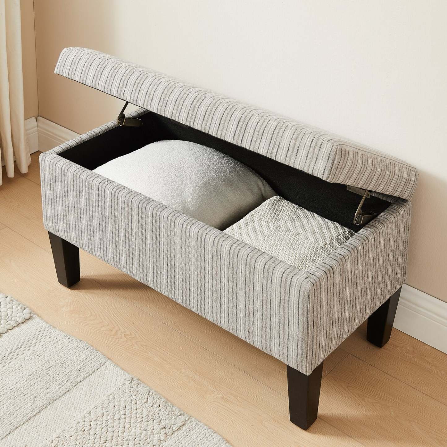 Calgary 32 Storage Fabric Ottoman - Grey Rayé|Pouf de rangement Calgary de 32 po en tissu - rayé gris