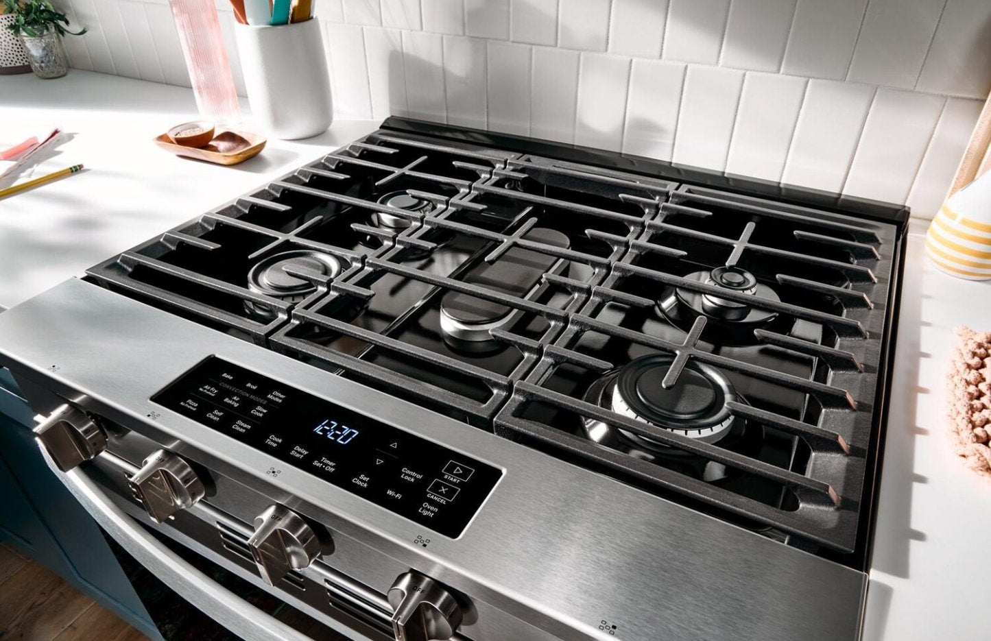 Cuisinière à gaz Whirlpool de 5 pi³ et de 30 po avec cuisson à air - noire - WSGS5030SB | Whirlpool 30 5 Cu. Ft. Gas Range with Air Cooking - Black - WSGS5030SB