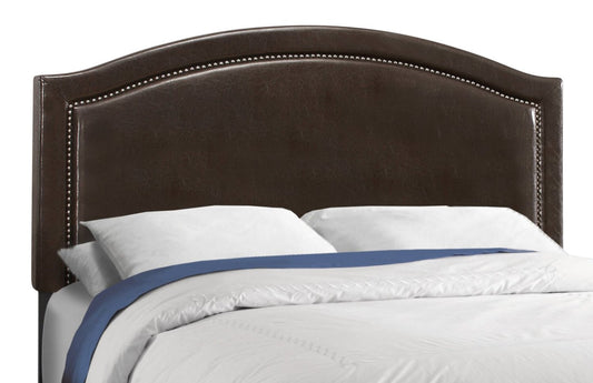 Lit rembourré Pearl en tissu en cuir végétalien marron avec motif clouté - Queen Size | Lit rembourré Pearl en tissu de cuir végétalien brun avec clous décoratifs - format grand lit