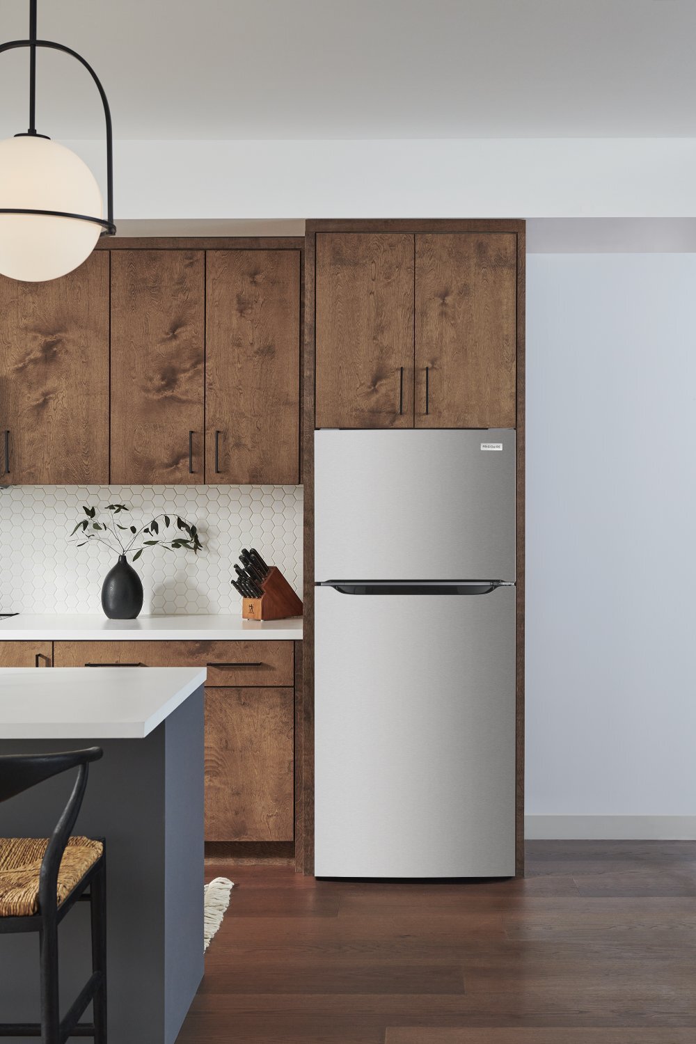 Réfrigérateur Frigidaire de 30” et de 18 pi3 à congélateur supérieur - acier inoxydable résistant aux traces de doigts - FRTE1835AV