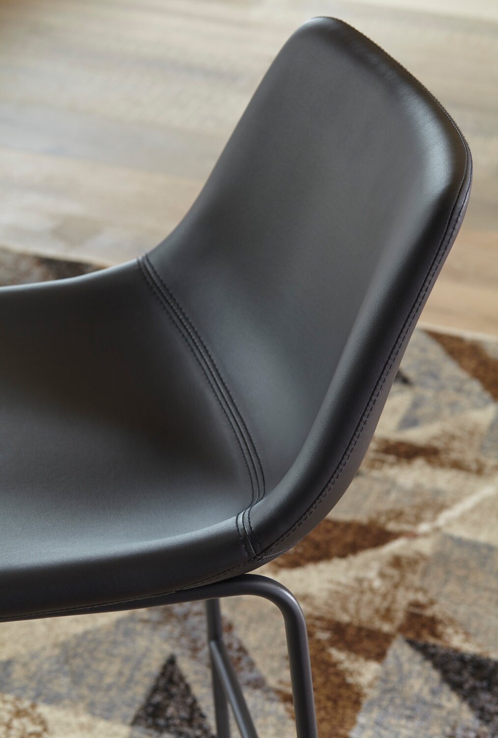 Tabouret de bar Cole en tissu de cuir végétalien et en métal - noir