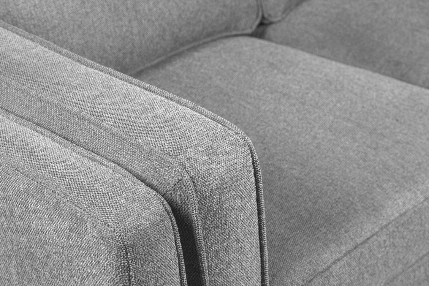 Kort & Co. Causeuse Kassia 65,4 po en tissu d’apparence lin avec base et pattes en bois - grise