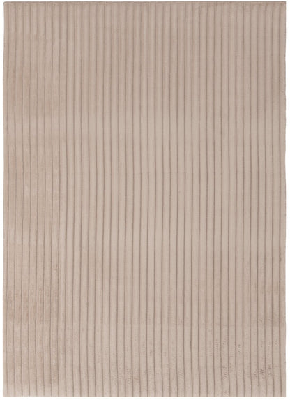 Tapis taupe en fausse fourrure avec envers en mousse à mémoire de forme – 7' x 10' | Carpette Channel en fausse fourrure taupe avec revers en mousse à mémoire de forme - 7 pi x 10 pi