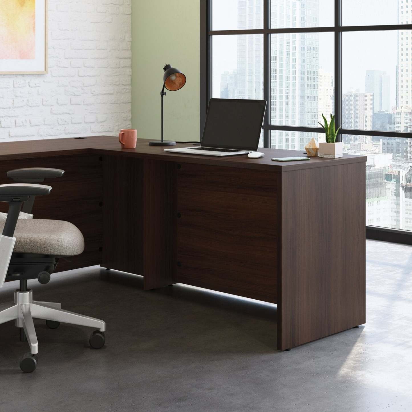 Affirm 47.17 Commercial Grade Office Desk - Orme noble|Bureau Affirm de 47,17 po de qualité commerciale - orme noble