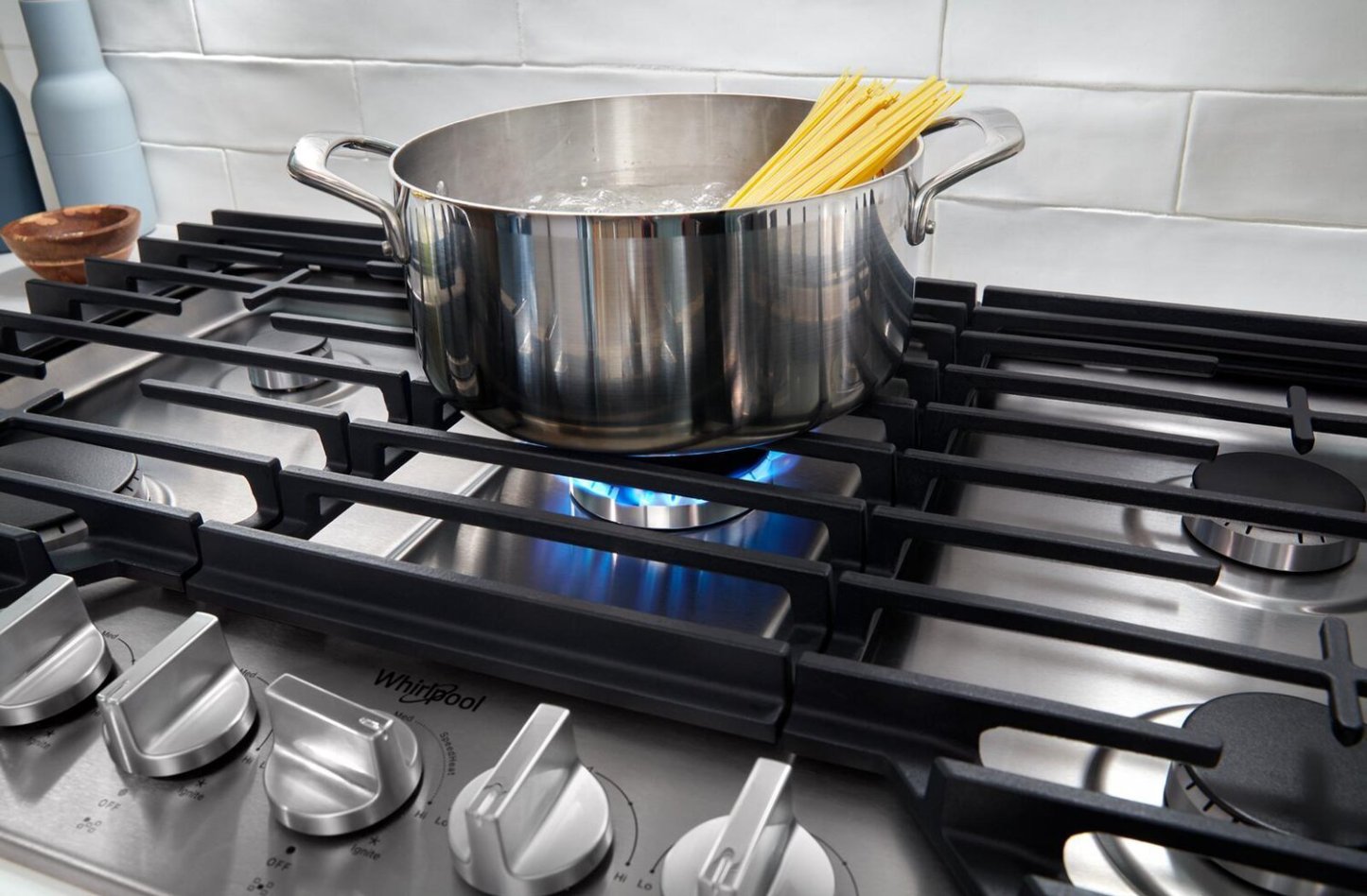 Whirlpool 36 Surface de cuisson à gaz avec 5e brûleur et grilles en fonte à charnières EZ-2-Lift™ - WCGK5036PS | Surface de cuisson à gaz Whirlpool de 36 po avec 5e brûleur et grilles en fonte à charnières EZ-2-LiftMC - WCGK5036PS | WCGK536S