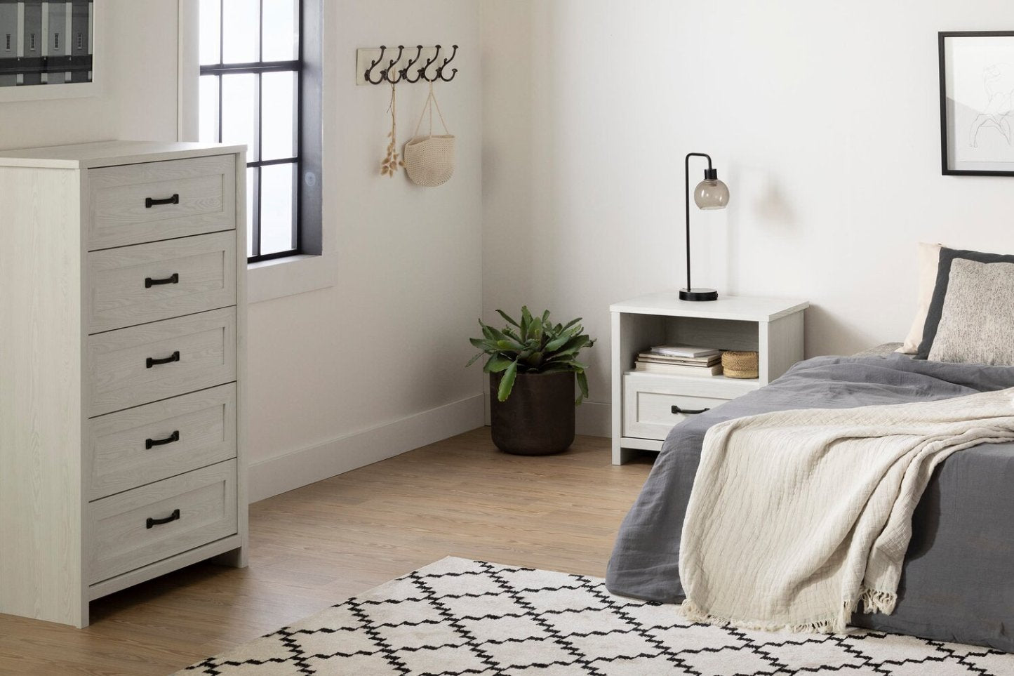 Commode de chambre à coucher Dove, 5 tiroirs, 30,5 L x 49 H, fabriquée au Canada - Blanc | Commode verticale Dove de 30,5 po (L) x 49 po (H) à 5 tiroirs pour la chambre à coucher, fabriquée au Canada - blanche
