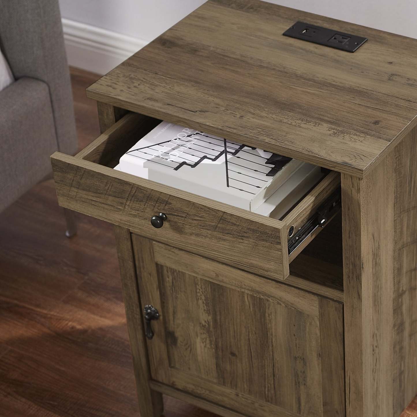 Table de nuit Theo à 1 tiroir avec armoire de rangement, 18 L x 25,75 H - Marron | Table de nuit Theo de 18 po (l) x 25,75 po (H) à 1 tiroir avec armoire de rangement - marron