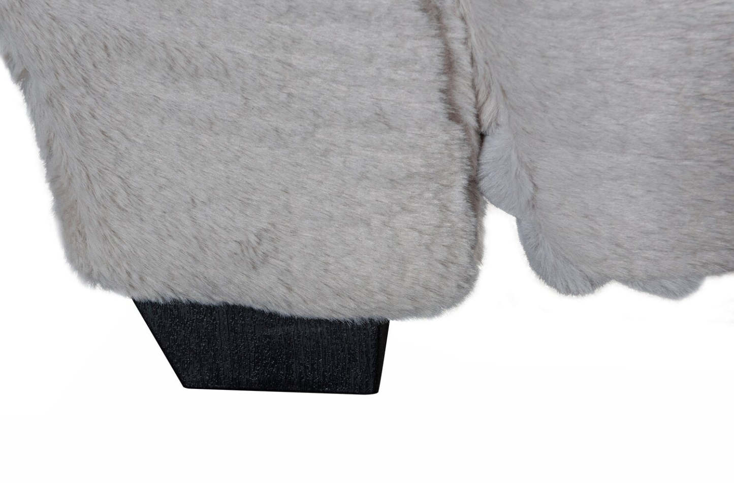 Chaise longue en tissu fausse fourrure ultra pelucheux Cleo 26 avec oreiller décoratif - Gris clair | Fauteuil long de détente Cleo de 26 po en tissu de fausse fourrure très douce avec coussin décoratif - gris clair