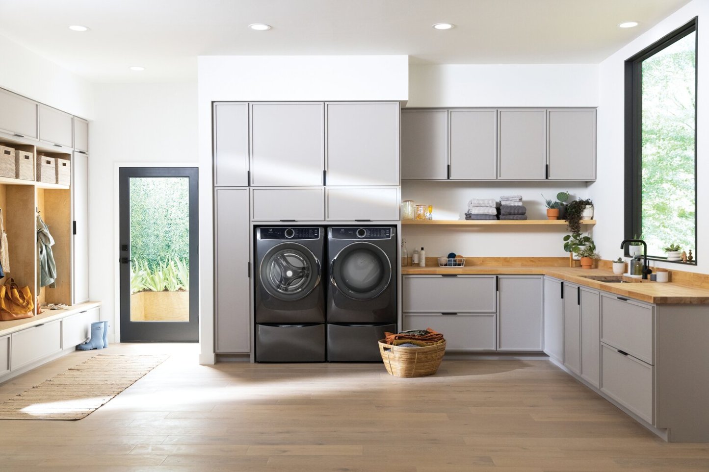 Electrolux 5.2 Cu. Ft. Front-Load Washer and 8 Cu. Ft. Gas Dryer - Titanium | Laveuse à chargement frontal de 5,2 pi³ et sécheuse à gaz de 8 pi³ - Titane | ELFL763G