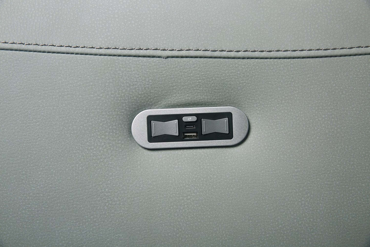 Sofa à inclinaison électrique Gianna de 76 po en cuir véritable avec appuie-têtes électriques et ports USB - bleu spa