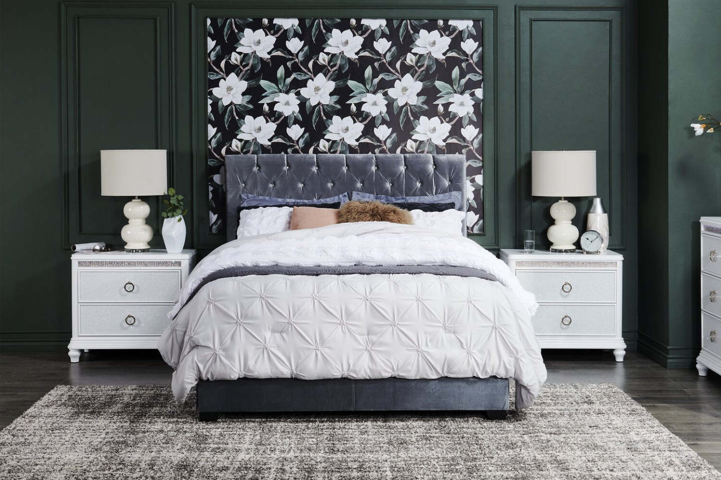 Lit rembourré Candace en tissu velours gris, capitonné à boutons - Queen Size | Lit rembourré Candace en tissu de velours gris avec capitonnage à boutons - format grand lit