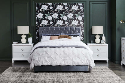 Lit rembourré Candace en tissu velours gris, capitonné à boutons - Queen Size | Lit rembourré Candace en tissu de velours gris avec capitonnage à boutons - format grand lit