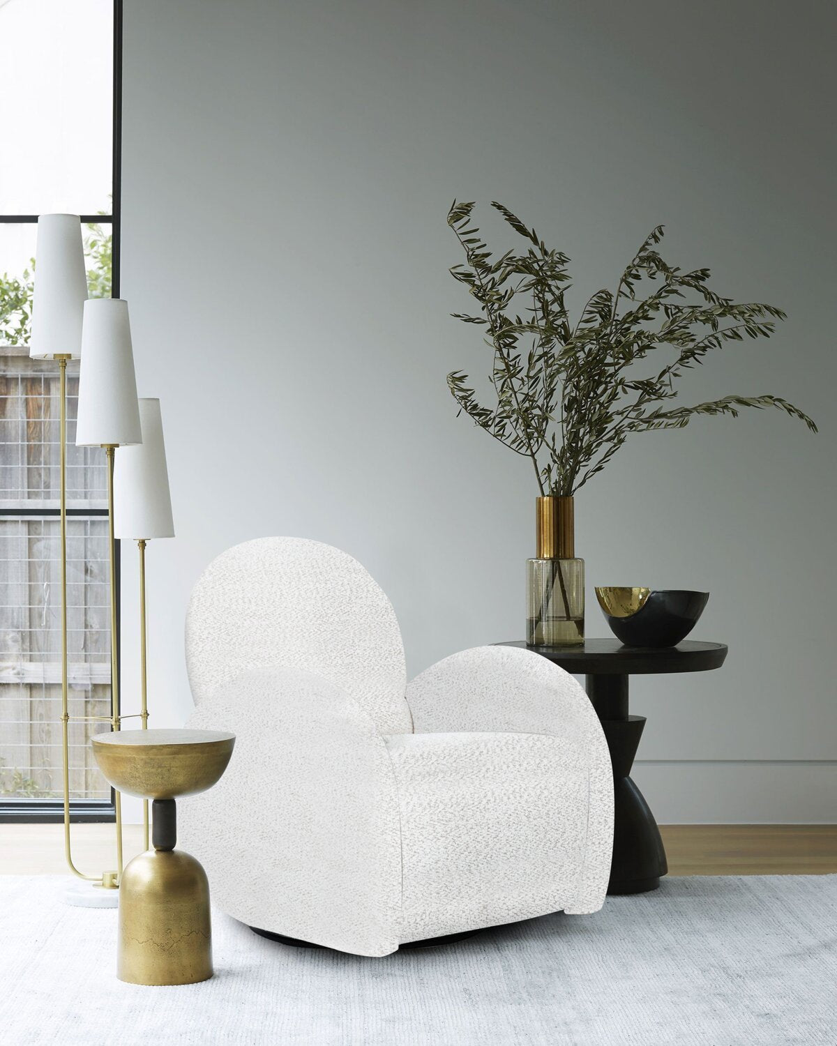 Fauteuil d'appoint inclinable et pivotant en tissu chenille Shay 33 - River Rock Beige | Fauteuil d'appoint coulissant, pivotant et inclinable Shay de 33 po en tissu de chenille - beige pierre de rivière