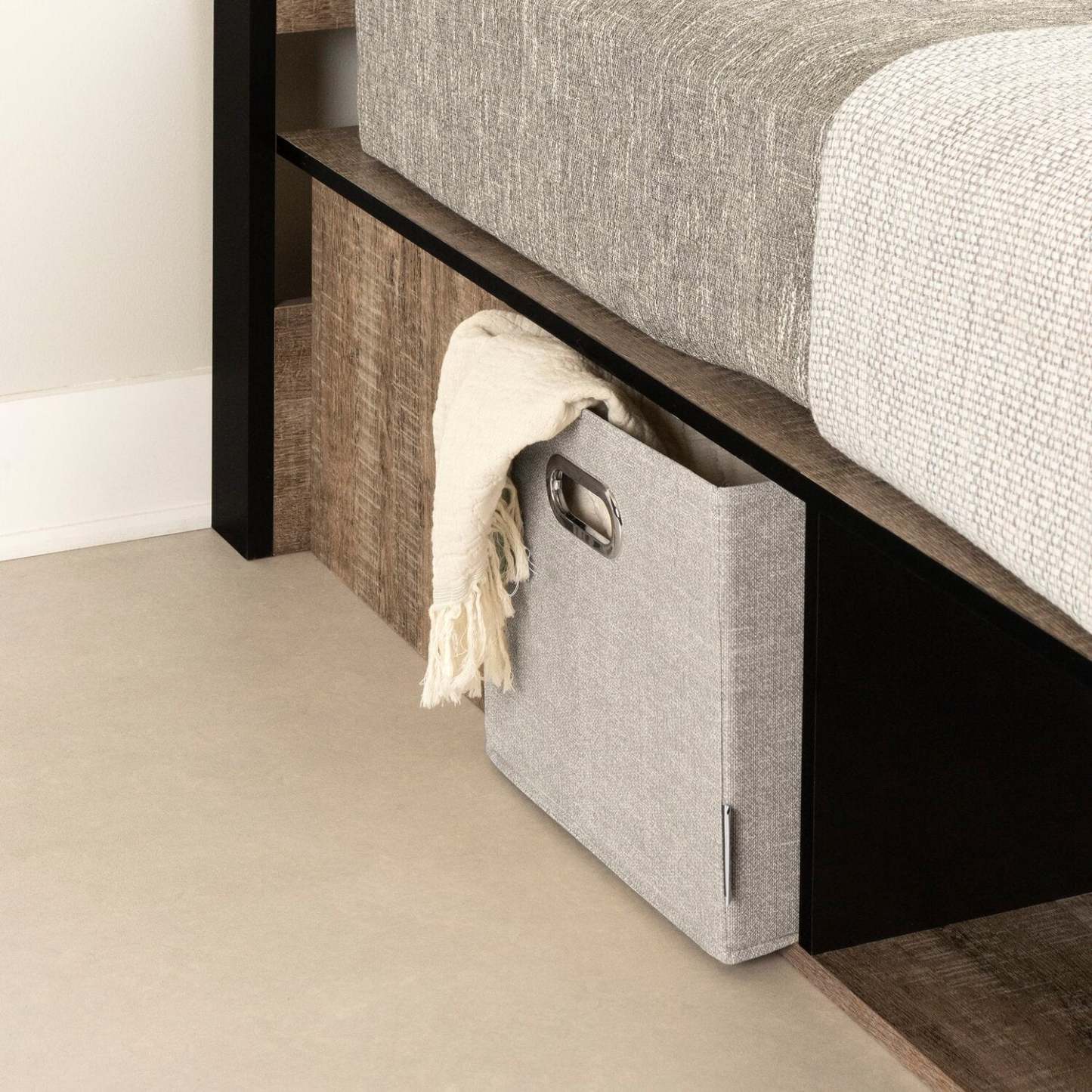 Lit plateforme Everley avec rangement et paniers intégrés, chêne patiné et noir mat - taille simple | Lit plateforme Everley avec rangement et paniers intégrés, chêne vieilli et noir mat - format lit simple