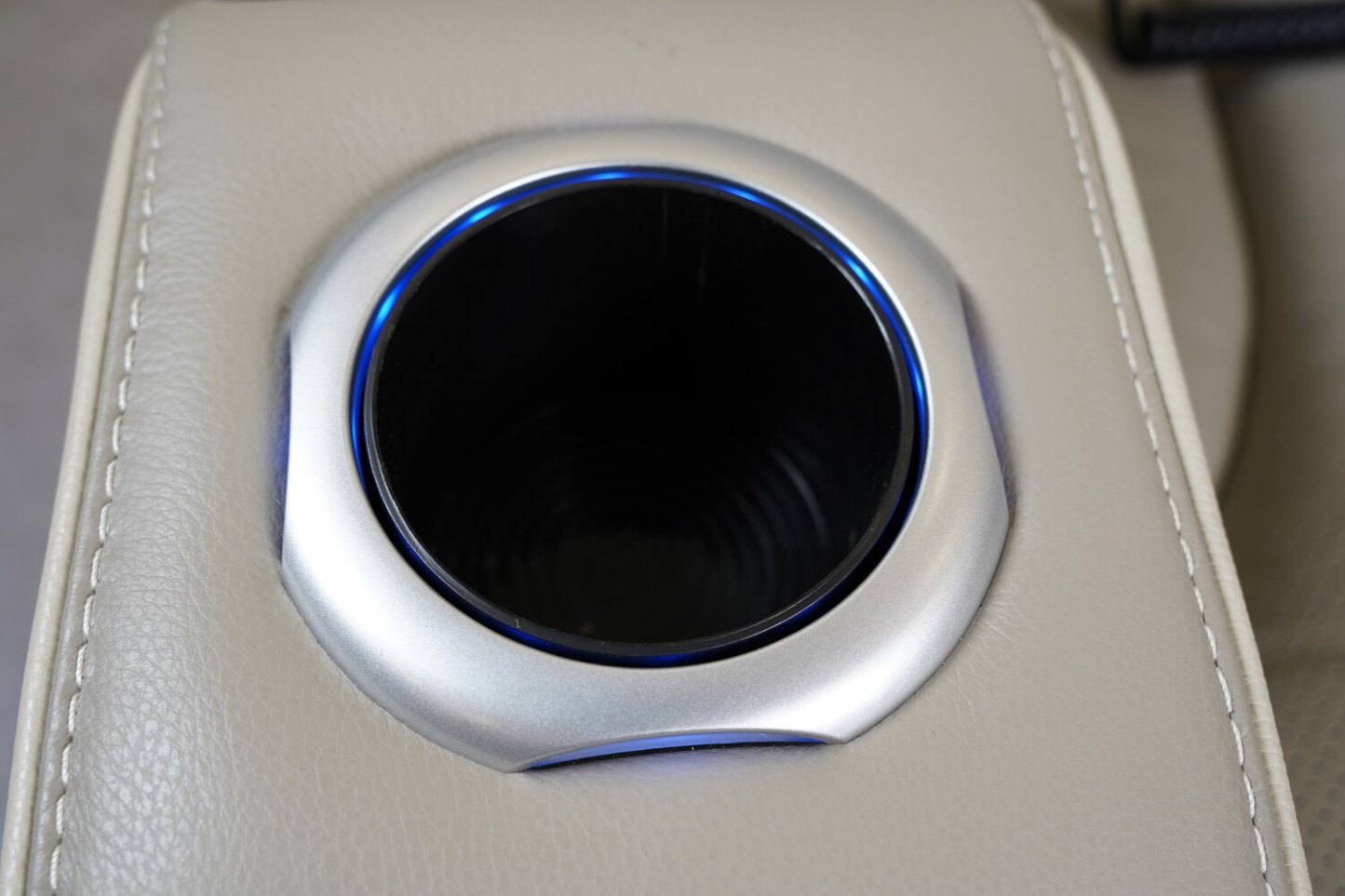 Elite 74 Genuine Leather Massage Power Reclining Loveseat with Immersive Audio and Power Headrests - Putty | Causeuse de massage à inclinaison électrique Elite de 74 po en cuir véritable avec son immersif et appuie-têtes électriques - mastic