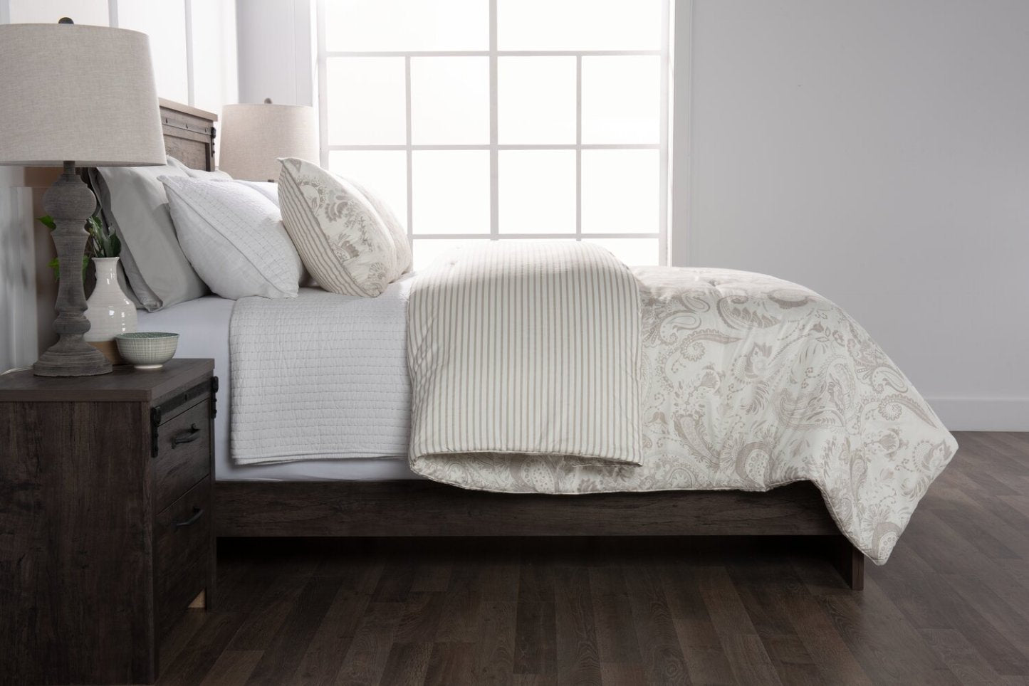 Indie Paisley 3-Piece King Comforter Set - White|Ensemble d'édredon Indie Paisley 3 pièces pour très grand lit - blanc|PAISL3KG