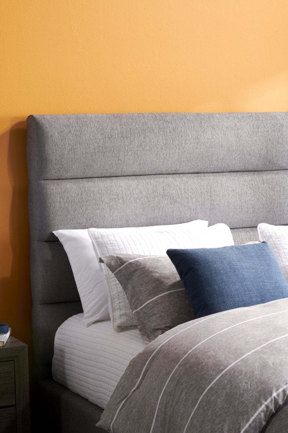 Lit rembourré Naya en tissu gris, capitonné - Queen Size | Lit rembourré Naya en tissu gris capitonné - format grand lit