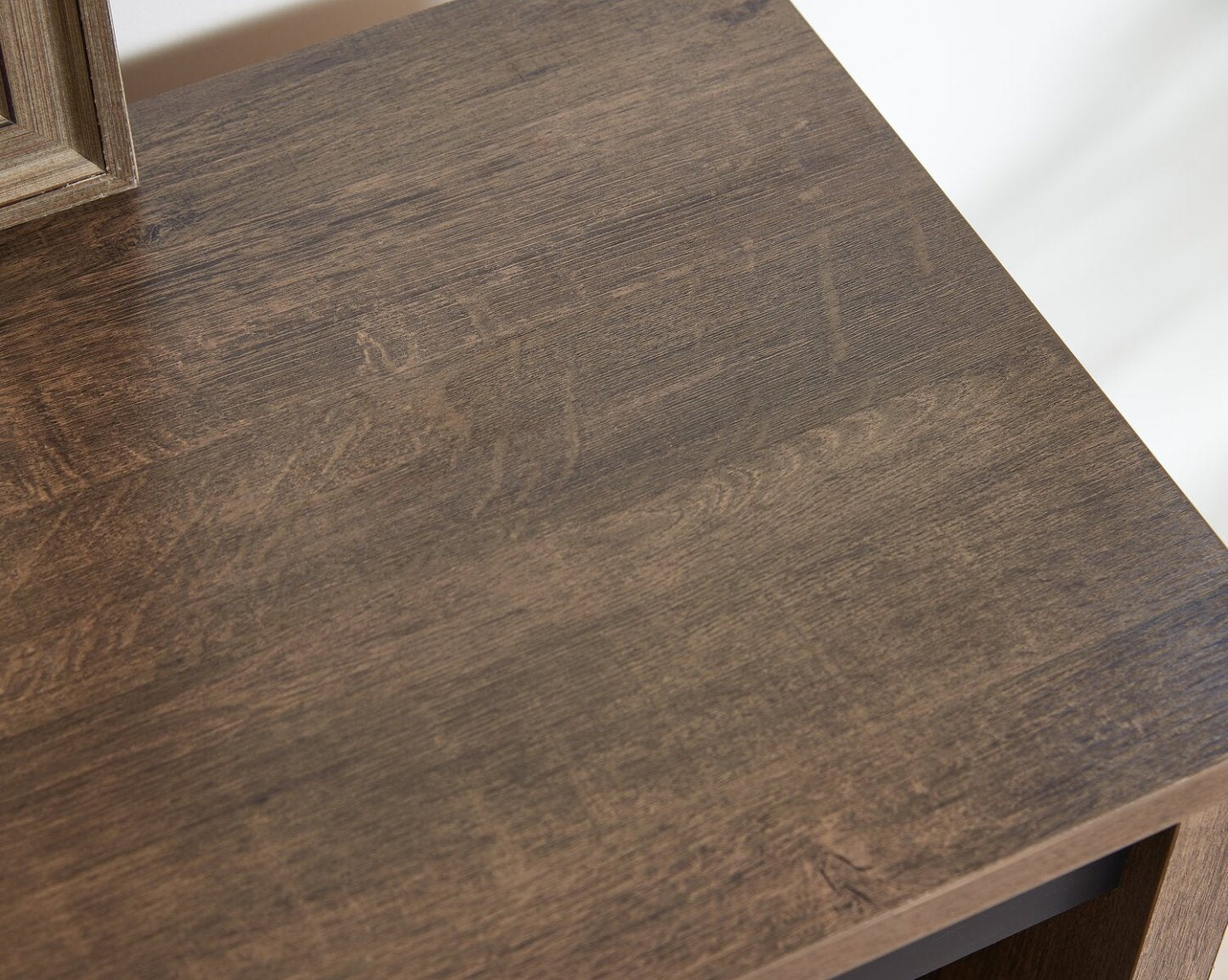 Armoire d'appoint Corbin 47.25 avec portes de grange coulissantes - Chêne noyer | Armoire décorative Corbin de 47,25 po avec portes de grange coulissantes - chêne noyer