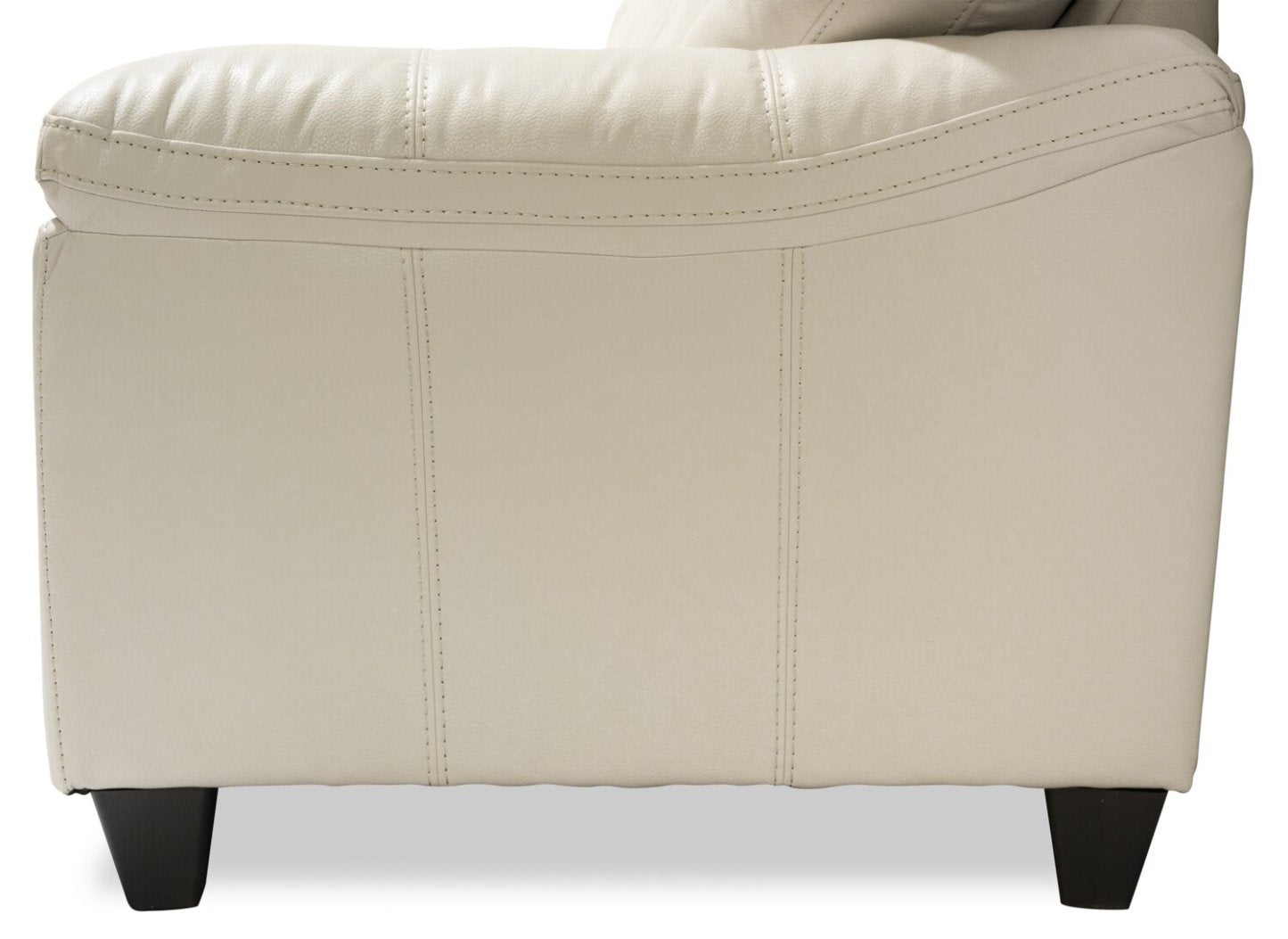 Fabriqué au Canada Causeuse Addison 63 en tissu d'apparence cuir avec coussins de siège amovibles et capitonnage - Beige | Causeuse Addison de 63 po fabriquée au Canada en tissu d'apparence cuir avec coussins de siège amovibles et capitonnage - beige