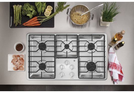 Table de cuisson au gaz GE 36 à 5 éléments - Inox - JGP3036SLSS | Table de cuisson à gaz GE de 36 po à 5 éléments - acier inoxydable - JGP3036SLSS