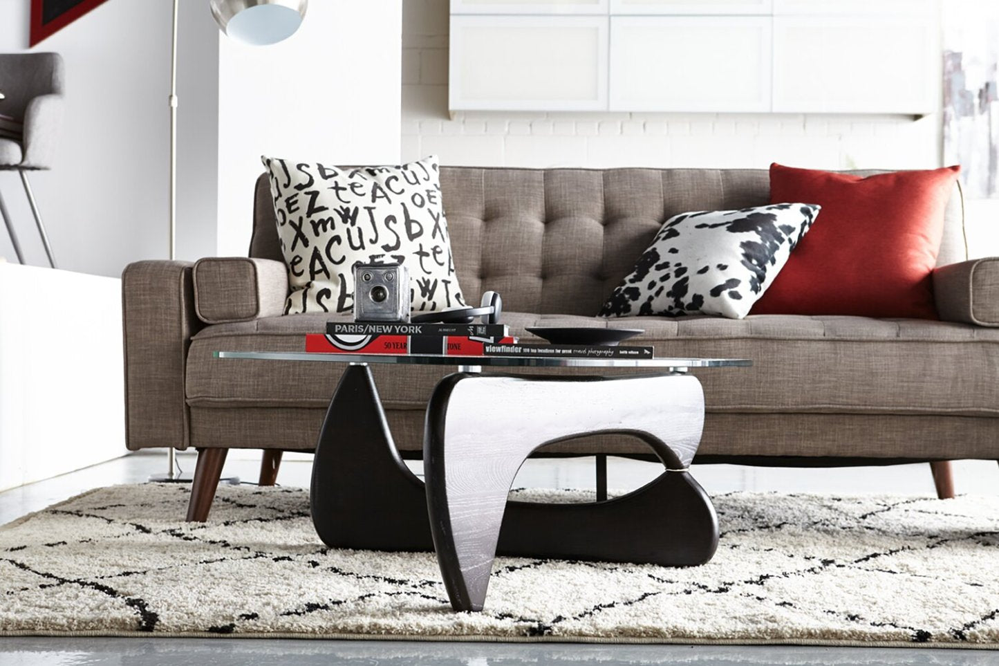 Futon Klik Klak Avery 81,5 en tissu d'apparence lin avec capitonnage et deux oreillers d'accoudoir - Gris | Futon Avery de 81,5 po en tissu d'apparence lin avec mécanisme Klik Klak, capitonnage et deux accoudoirs coussinés - gris