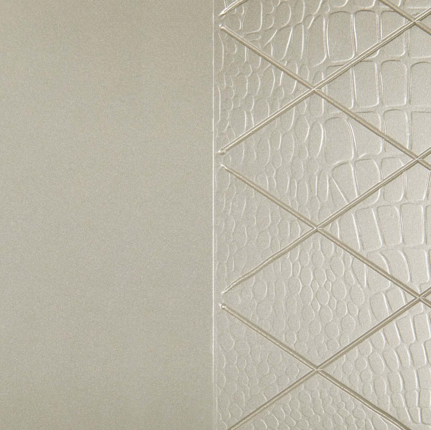 Table de chevet à 2 tiroirs Tyra, 28 L x 29 H, Glam - Champagne | Table de nuit somptueuse Tyra de 28 po (L) x 29 po (H) à 2 tiroirs - champagne