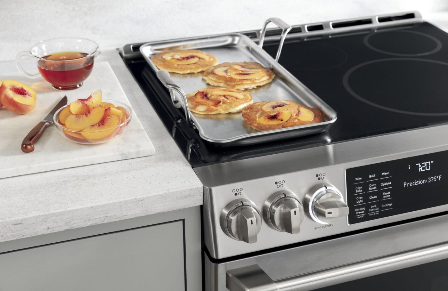 Cuisinière intelligente électrique Café de 5,7 pi³ avec caméra dans le four et capteur sur la surface - Acier inoxydable - CHS…