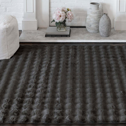 Tapis Bubble en fausse fourrure gris foncé avec revers en mousse à mémoire de forme - 5 pi x 7 pi | BUBBDG06